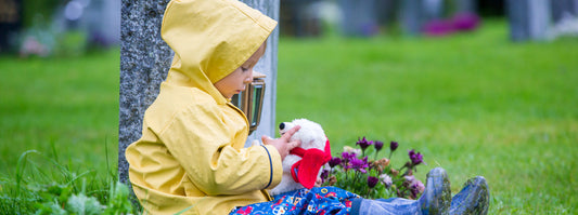 Rituale zur Trauerbewältigung für Kinder: Einfühlsame Wege, sich von Oma und Opa zu verabschieden